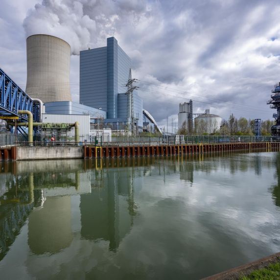 Eine Industrieanlage an einem Gewässer