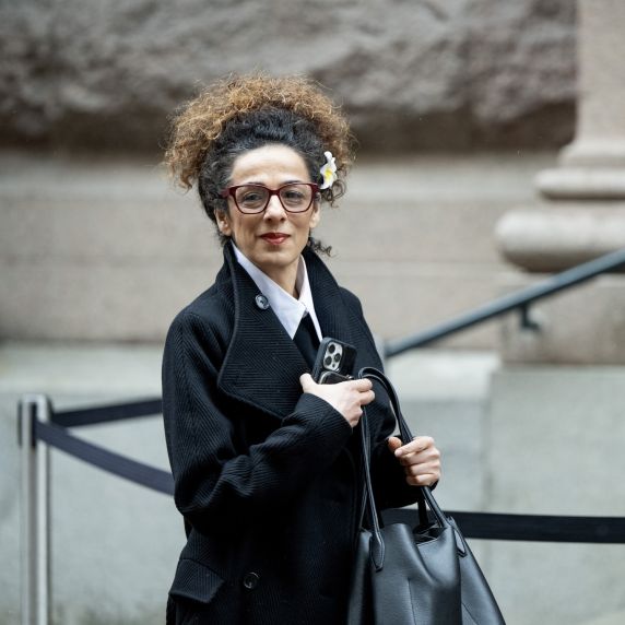 Ein Porträt der Frauenrechtlerin Masih Alinejad.