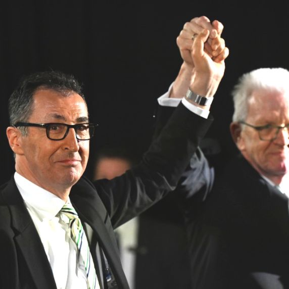 Cem Özdemir mit dem bisherigen Amtsinhaber Winfried Kretschmann