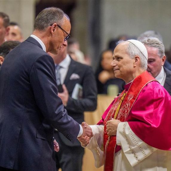 Merz bei Papst-Amtseinführung 