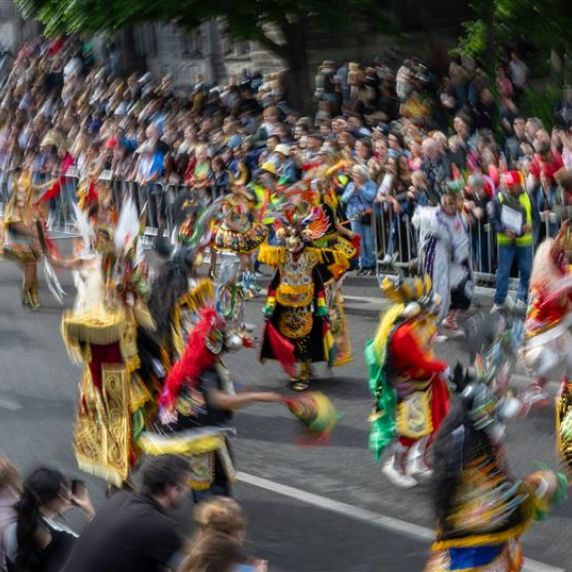 Zum Karneval der Kulturen kommen Hunderttausende Besucher. 