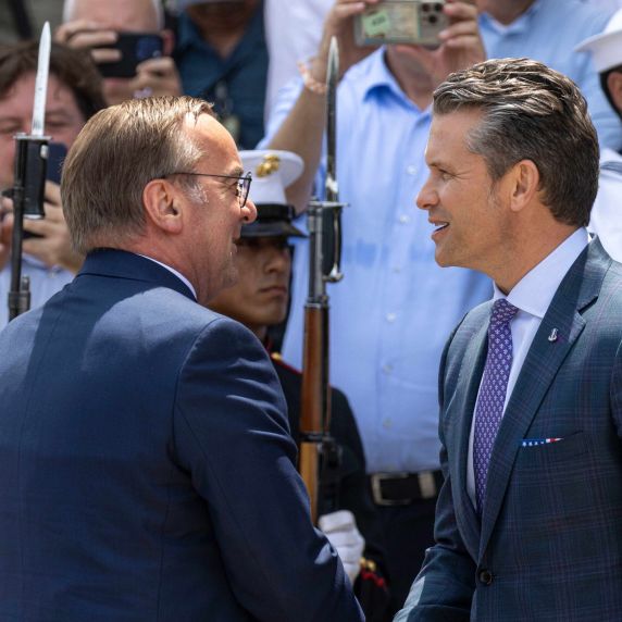 Boris Pistorius (l.) und Pete Hegseth 