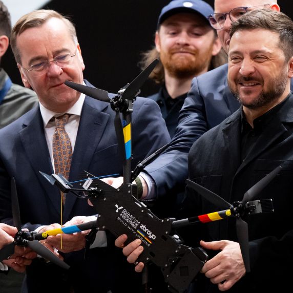 Der ukrainische Präsident Selenskyj (r) und Verteidigungsminister Pistorius besuchten im Februar den Drohnenhersteller Quantum.