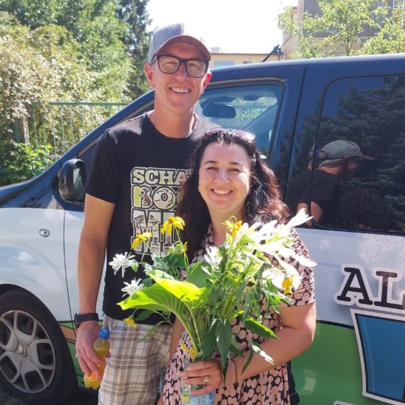 Angekommen in Isjum: Johannes Kolz begrüßt Luba, eine ukrainische Deutschlehrerin, die als Dolmetscherin unterstützt. 
