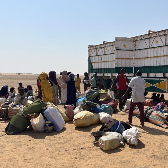     Vertriebene Sudanesinnen und Sudanesen im neu errichteten Lager Al-Afadh  