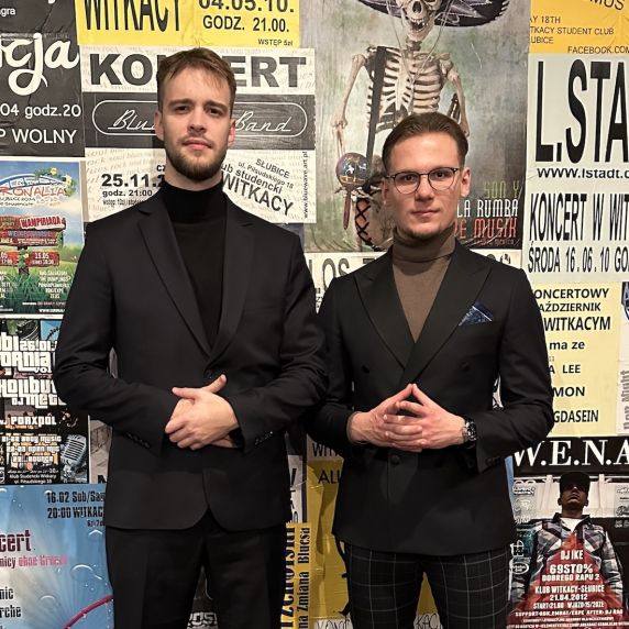 Jakub Małolepszy (rechts) und sein Kommilitone Philip Panek engagieren sich für die Social-Media-Kanäle ihres deutsch-polnischen Jurastudiengangs.