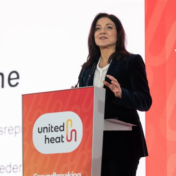 Wirtschaftsministerin Katherina Reiche spricht beim Spatenstich im Rahmen des Projekts UNITED HEAT