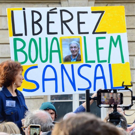 Die Inhaftierung Sansals in Algerien stieß vor allem in Frankreich auf scharfe Kritik, hier bei einer Protestkundgebung in Paris.  