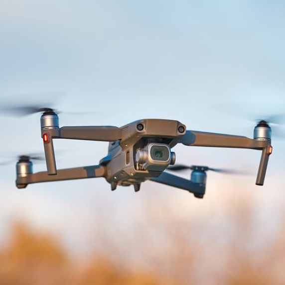 Eine fliegende Drohne. 