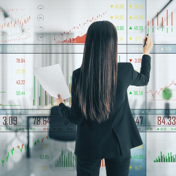 Geschäftsfrau, die kreative Geschäftstabelle auf dem virtuellen Bildschirm zeichnet. Erfolgskonzept für Unternehmen und Finanzen.