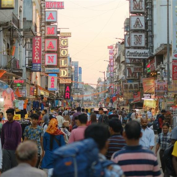 Menschen tummeln sich in der belebten Paharganj Market Street in Delhi