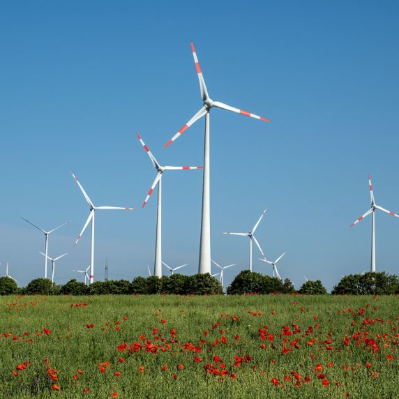 Moderne Windenergieanlagen in einer ländlichen Landschaft in Deutschland