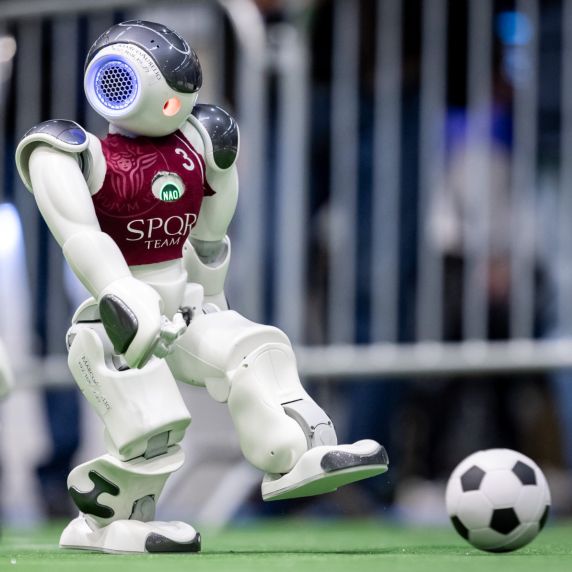 Beim RoboCup spielen Roboter auch Fußball. 