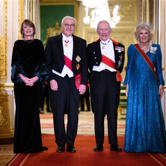 Bundespräsident Steinmeier (2.v.l.) und seine Frau Elke Büdenbender (l) mit König Charles III. und Königin Camilla
