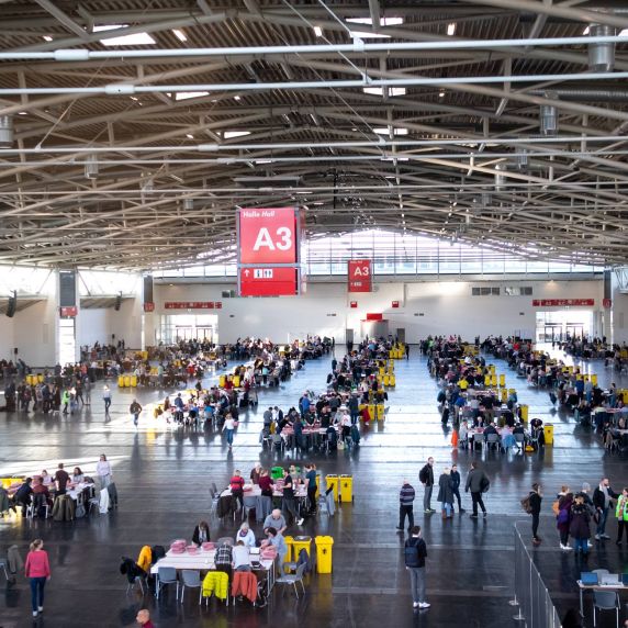 Briefwahlstimmen werden 2020 in einer Messehalle ausgezählt.