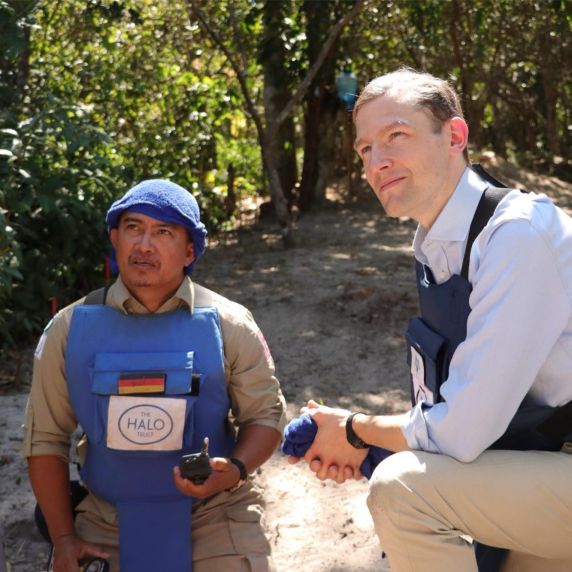Kambodscha: Eike Hesselbarth (rechts) vom Auswärtigen Amt spricht mit einem Mitarbeiter der Nichtregierungsorganisation The HALO Trust. 