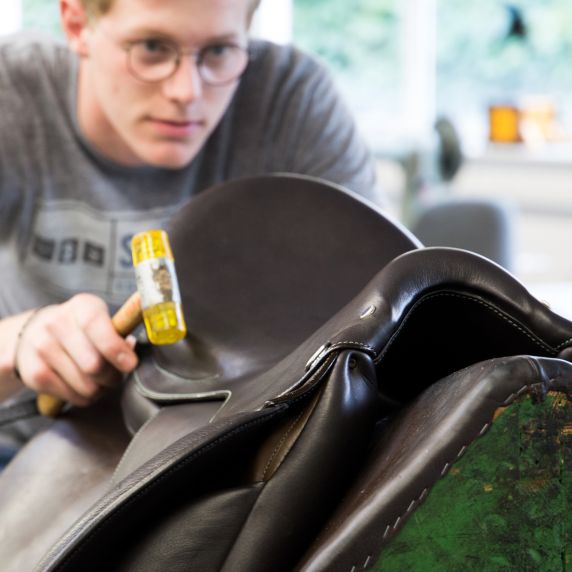Fertigung eines Sattels in der Manufaktur Stübben 