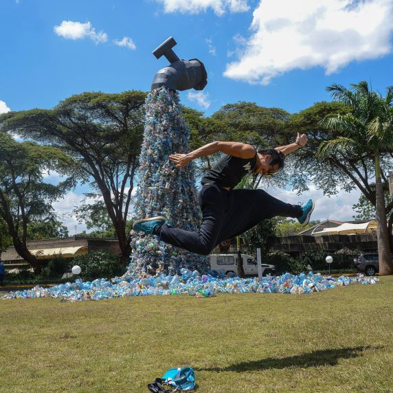 Aktivist Benjamin von Wong vor einem Plastik-Kunstwerk in Nairobi 