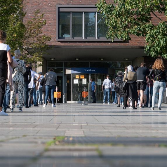 Warten vor dem Wahllokal (Archivbild 2020) 
