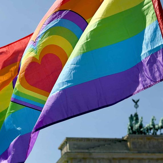 Regenbogenflagge vor dem Brandenburger Tor