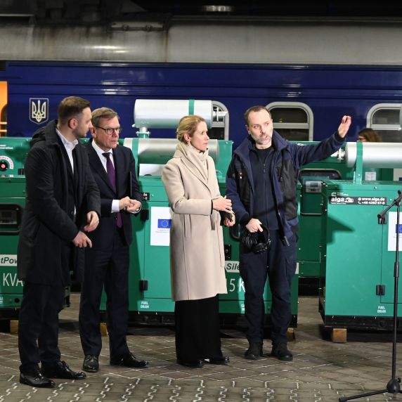 Außenminister Johann Wadephul und EU-Außenbeauftragte Kaja Kallas übergeben Unterstützungsmaterial für die ukrainische Staatsbahn.