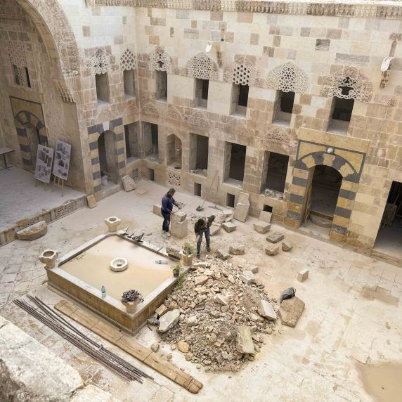 Handwerker arbeiten im Innenhof von Beit Wakil in Aleppo.