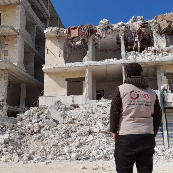 Hilfe beim Wiederaufbau zerstörter Gebäude in Syrien