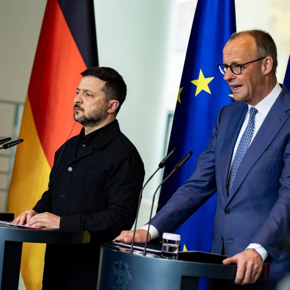 Wolodymyr Selenskyj (l) und Friedrich Merz