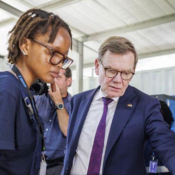 Außenminister Wadephul im Gespräch mit Auszubildenden bei der Firma Krones in Kenia 