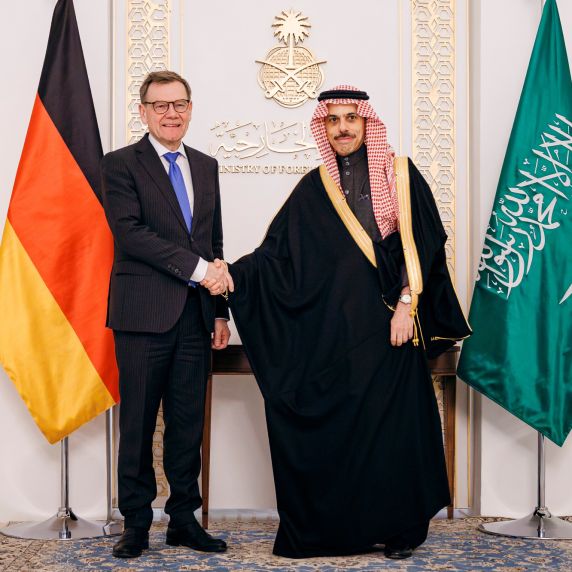 Johann Wadephul und Faisal bin Farhan.
