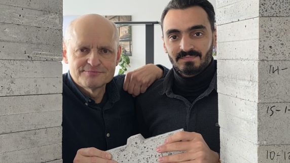 Alfons Schwiderski und sein Partner Omar Halima mit dem Stein „RE.CK“. 