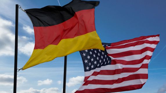Die deutsche und die amerikanische Flagge beim Manöver „Tiger Meet“