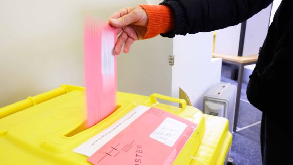 Briefwähler können auch in bestimmten Wahllokalen vorab wählen.  