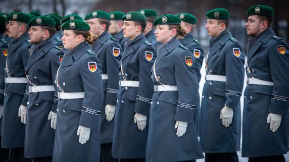 Soldaten und Soldatinnen des Wachbataillons der Bundeswehr, aufgenommen im Rahmen eines Empfangs mit militaerischen Ehren auf dem Hof des Bundesministerium der Verteidigung, Berlin, 28.01.2026.
