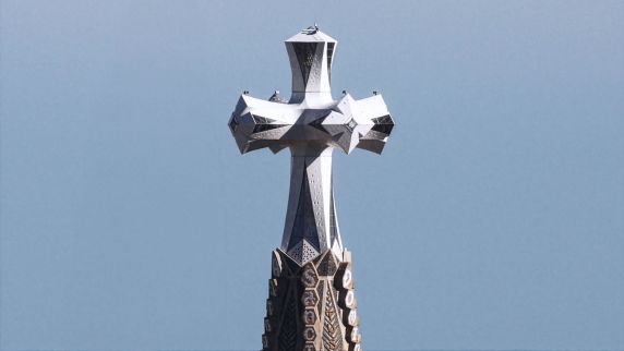 Turmspitze mit Kreuz vor  blauem Himmel