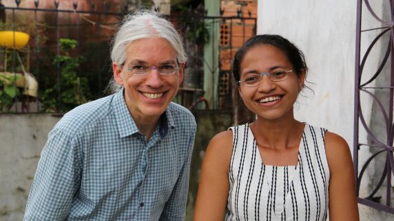 Martin Aufmuth mit einer Patientin in Brasilien 