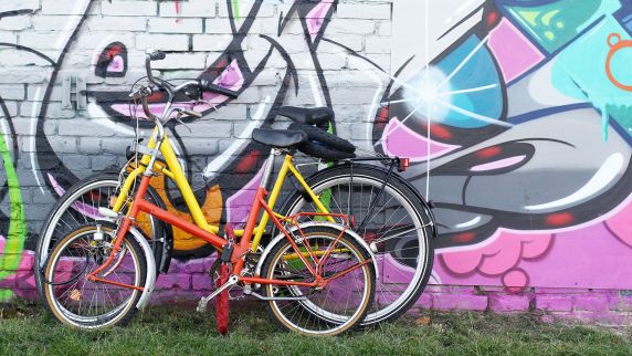  Mit dem Fahrrad kommt man nah ran an die Mauerreste. 