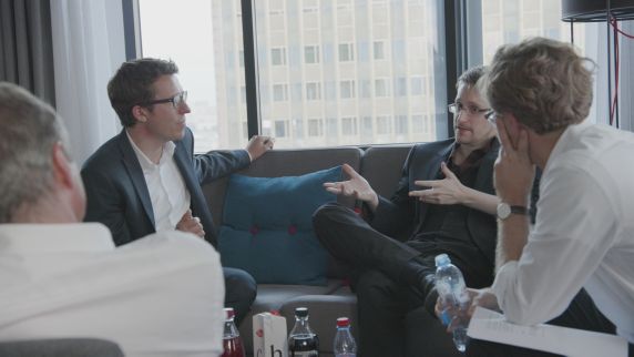 Bastian Obermayer (2.v.l.), Edward Snowden, Frederik Obermaier (r.)