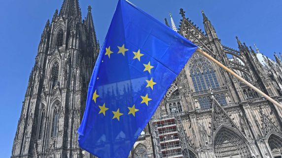 EU-Flagge vor Kölner Dom