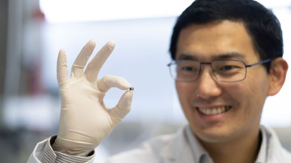 Dr. Tian Qui forscht zu Mikrorobotern
