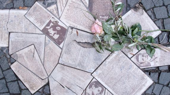 Denkmal am Geschwister-Scholl-Platz in München 