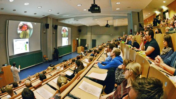 Lehrreiche Operation: Studierende lernen per Live-Übertragung.