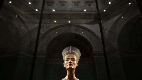 Die Büste der Nofretete im Neuen Museum in Berlin
