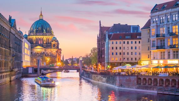 Berlin: Die Spree mit dem Dom.