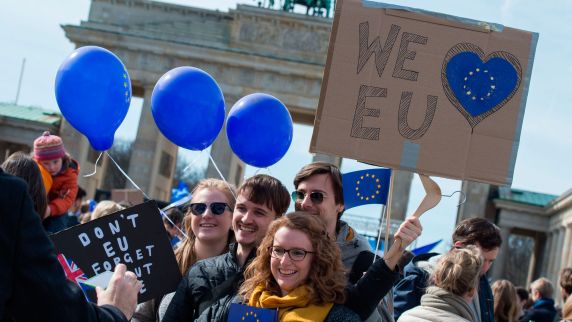 Jugendliche engagieren sich für Zusammenhalt in der EU.