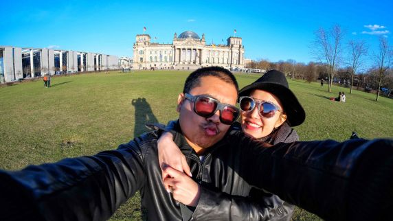 Touristen vor dem Berliner Reichstag 