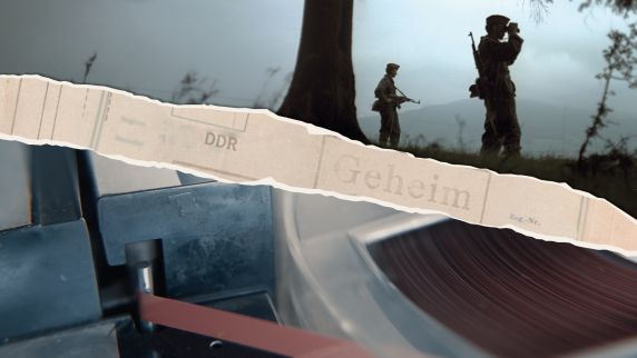 Zwei Grenzsoldaten der DDR-Grenztruppen der Nationalen Volksarmee der DDR (NVA) bei einem Wachgang an der innerdeutschen Grenze bei Motzlar in der Rhön in Thüringen (zu Hessen), aufgenommen im Oktober 1968.