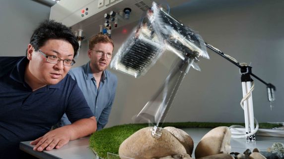 Robotik-Forschung: Toshihiko Fukushima und Thomas Buchner 