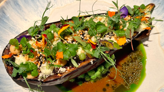 Eine gefüllte Aubergine.