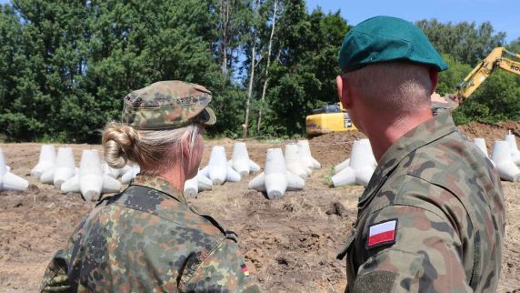 Deutsche Soldatinnen und Soldaten helfen beim Ausbau der polnischen Grenzbefestigungen.